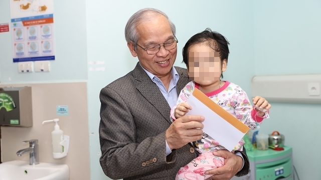 M&oacute;n qu&agrave; &yacute; nghĩa cho c&aacute;c bệnh nhi phải ở lại viện điều trị trong những ng&agrave;y tết đến xu&acirc;n về