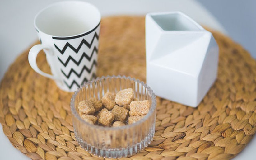 Thay v&igrave; ăn đường mỗi ng&agrave;y, h&atilde;y sử dụng c&aacute;c loại chất l&agrave;m ngọt tự nhi&ecirc;n cũng chứa canxi, như mật ong rừng.