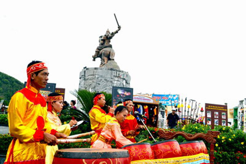 Đội nhạc v&otilde; T&acirc;y Sơn của Bảo t&agrave;ng Quang Trung đang biểu diễn tại hoa vi&ecirc;n Quang Trung (TP Quy Nhơn).