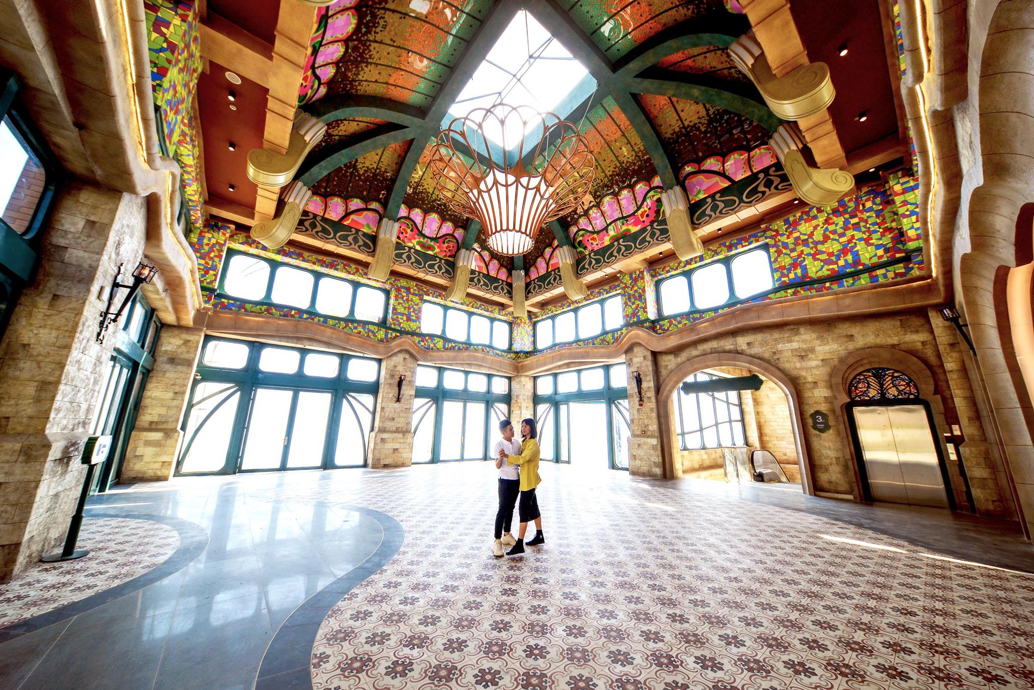 Nội thất Ga V&acirc;n Sơn tr&ecirc;n đỉnh n&uacute;i B&agrave; Đen