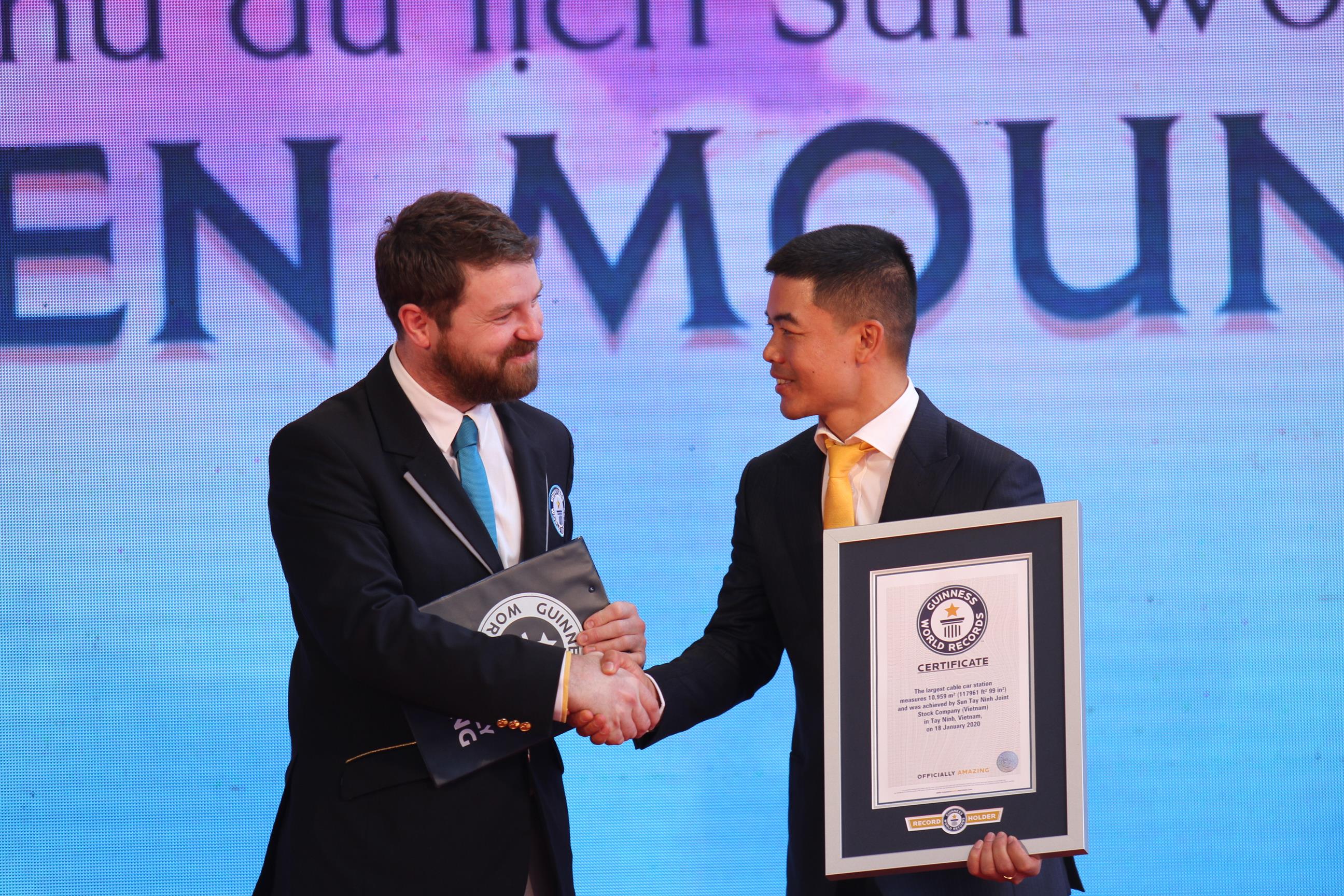 Lễ trao Giấy chứng nhận Nh&agrave; ga c&aacute;p treo lớn nhất thế giới cho G&agrave; B&agrave; Đen 2