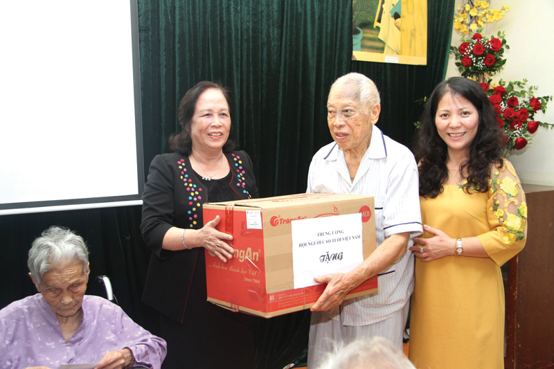 Chủ tịch Phạm Thị Hải Chuyền tặng qu&agrave; NCT đang được nu&ocirc;i dưỡng tại Trung t&acirc;m Nh&acirc;n &Aacute;i.br class=