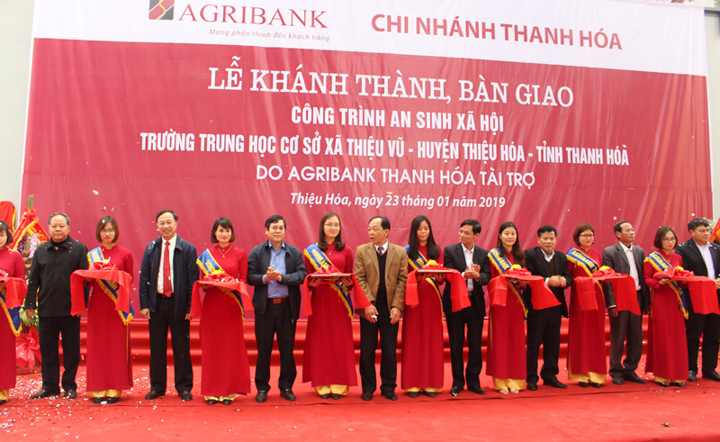 C&ocirc;ng tr&igrave;nh an sinh x&atilde; hội trường THCS x&atilde; Thiệu Vũ, huyện Thiệu H&oacute;a, Thanh H&oacute;a do Agribank Thanh H&oacute;a t&agrave;i trợ.
