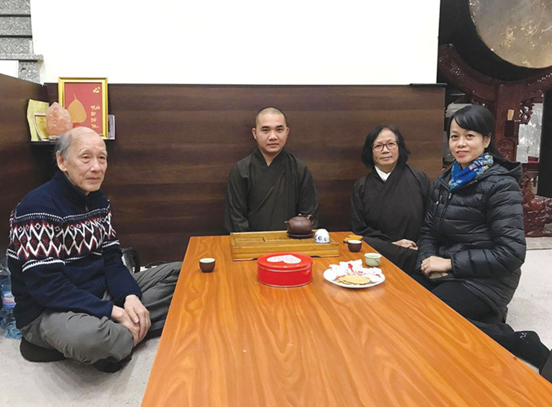 Từ tr&aacute;i sang phải: &Ocirc;ng H&agrave; Minh Hiền, sư thầy Th&iacute;ch Đạt Tr&igrave;, TS. Trần Thu Dung v&agrave; b&agrave; Cao Vĩnh Hồng trong ch&ugrave;a Nh&acirc;n H&ograve;a