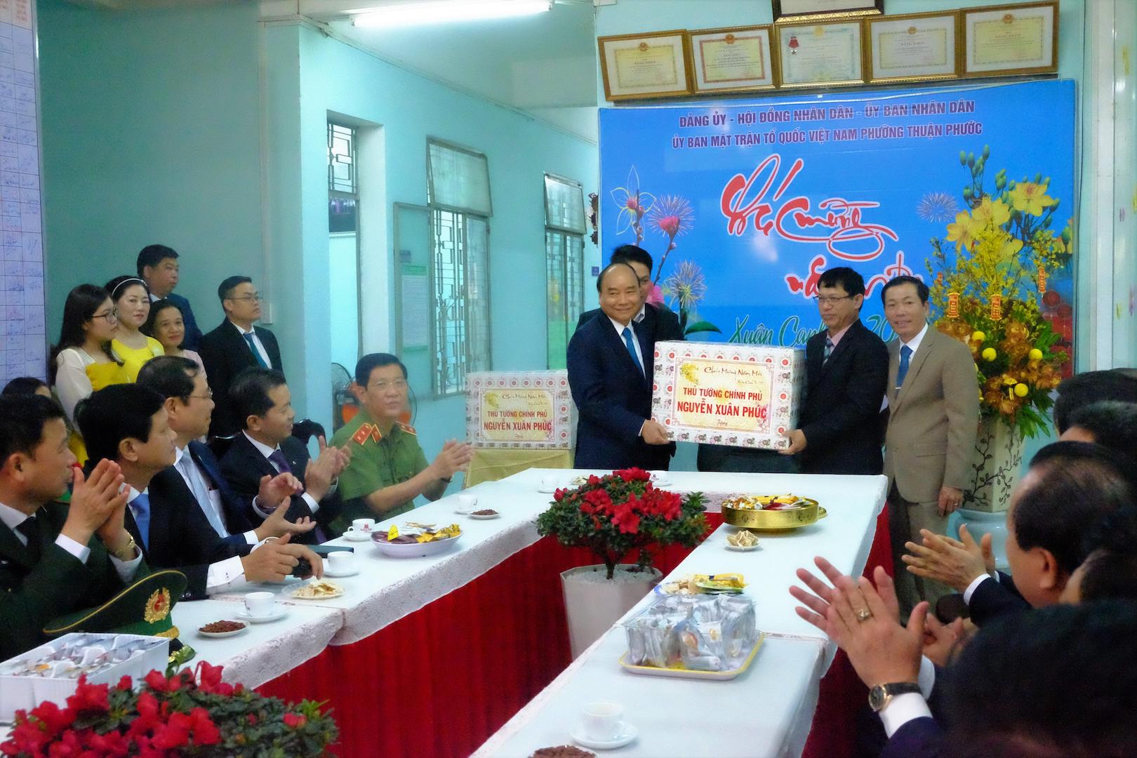 Thủ tướng ch&uacute;c tết c&aacute;n bộ, nh&acirc;n d&acirc;n quận Hải Ch&acirc;u. Ảnh: VGP/Lưu Hương