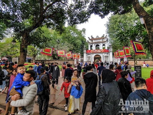 "Ông đồ" "bà đồ" sẵn máy sấy phục vụ người xin chữ đầu năm