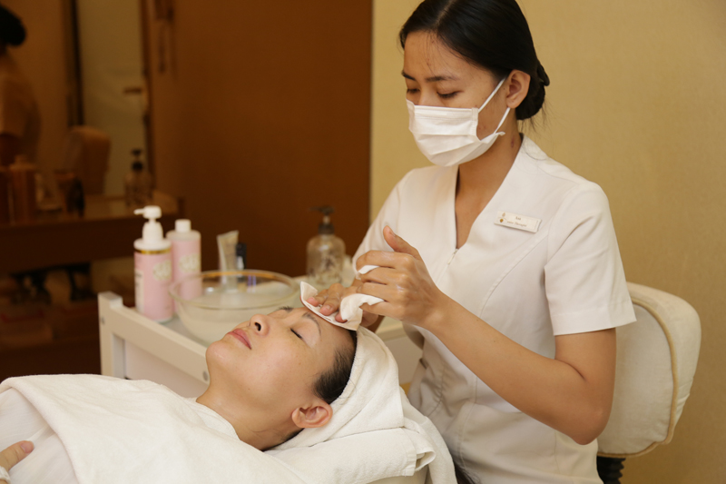 Kh&aacute;nh Huyền được c&aacute;c chuy&ecirc;n gia Eri Clinic International tư vấn liệu tr&igrave;nh chuy&ecirc;n s&acirc;u Shiruku với c&ocirc;ng nghệ laser kết hợp với tinh chất Shiruku đến từ Nhật để đạt hiệu quả tốt nhất cho da.