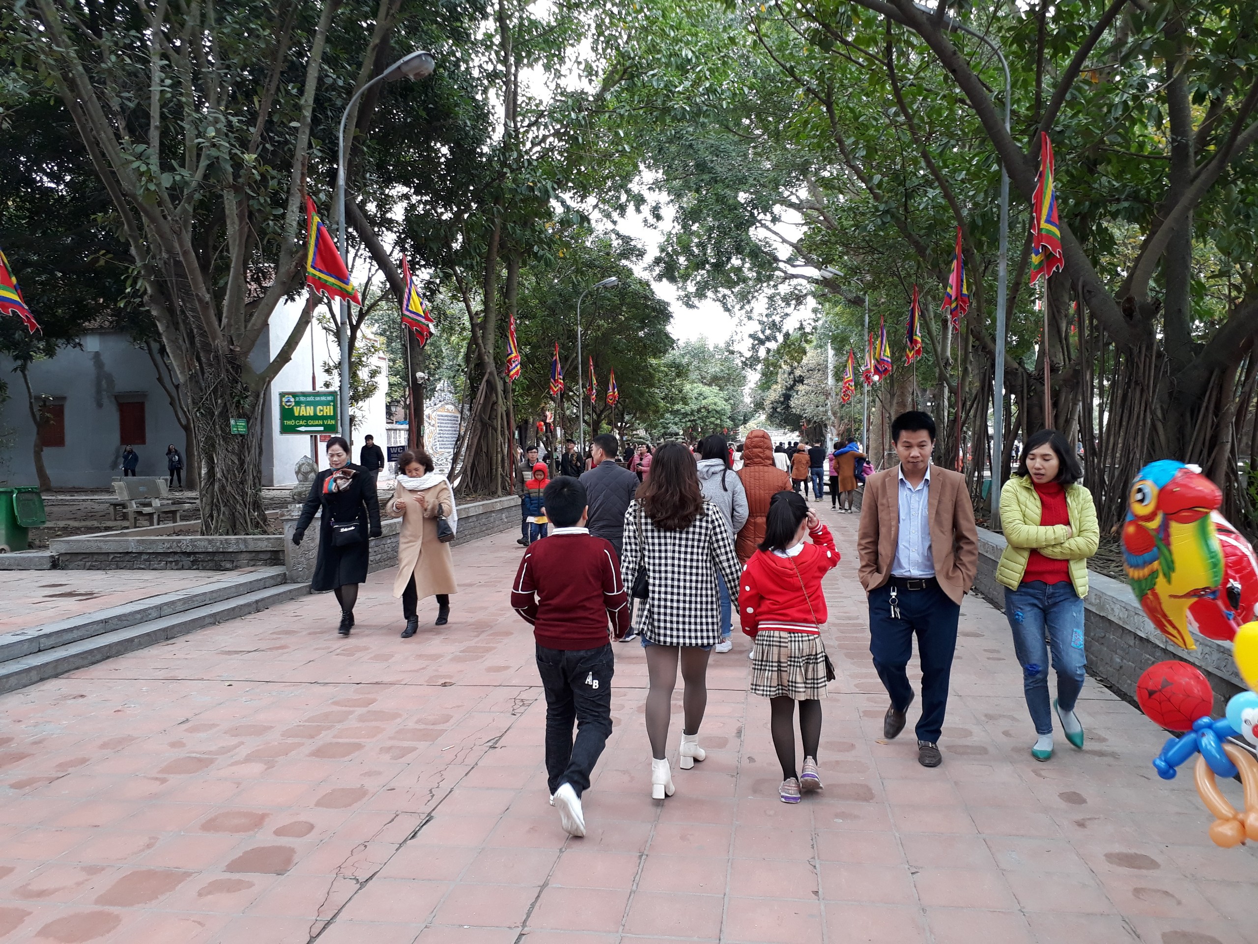 8h s&aacute;ng đ&atilde; c&oacute; rất đ&ocirc;ng du kh&aacute;ch gh&eacute; thăm đền.