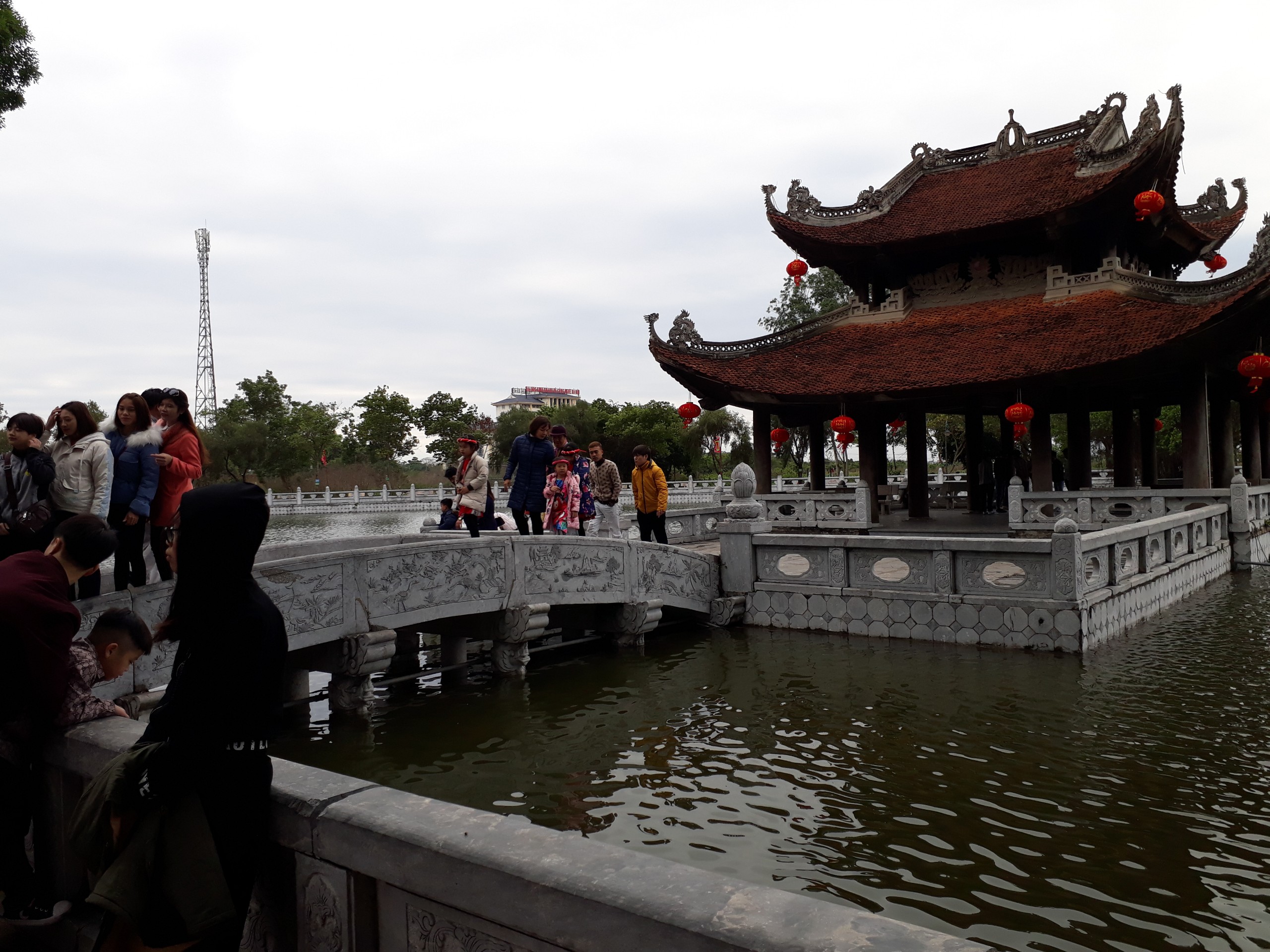 Khu ngoại th&agrave;nh đền Đ&ocirc; gồm Thủy đ&igrave;nh, Phương đ&igrave;nh (nh&agrave; vu&ocirc;ng), nh&agrave; chủ tế, nh&agrave; kho, nh&agrave; kh&aacute;ch v&agrave; đền vua B&agrave; (thờ L&yacute; Chi&ecirc;u Ho&agrave;ng, c&ograve;n gọi l&agrave; đền Rồng ).Thủy đ&igrave;nh dựng tr&ecirc;n hồ b&aacute;n nguyệt, rộng 5 gian, c&oacute; kiến tr&uacute;c chồng di&ecirc;m 8 m&aacute;i, 8 đao cong. Đ&acirc;y l&agrave; nơi để c&aacute;c chức sắc ng&agrave;y trước ngồi xem biểu diễn rối nước. Thủy đ&igrave;nh đền Đ&ocirc; xưa đ&atilde; được Ng&acirc;n h&agrave;ng Đ&ocirc;ng Dương thời Ph&aacute;p thuộc chọn l&agrave;m h&igrave;nh ảnh ti&ecirc;u biểu in tr&ecirc;n tờ giấy bạc 5 đồng. (Ảnh: Q.H)