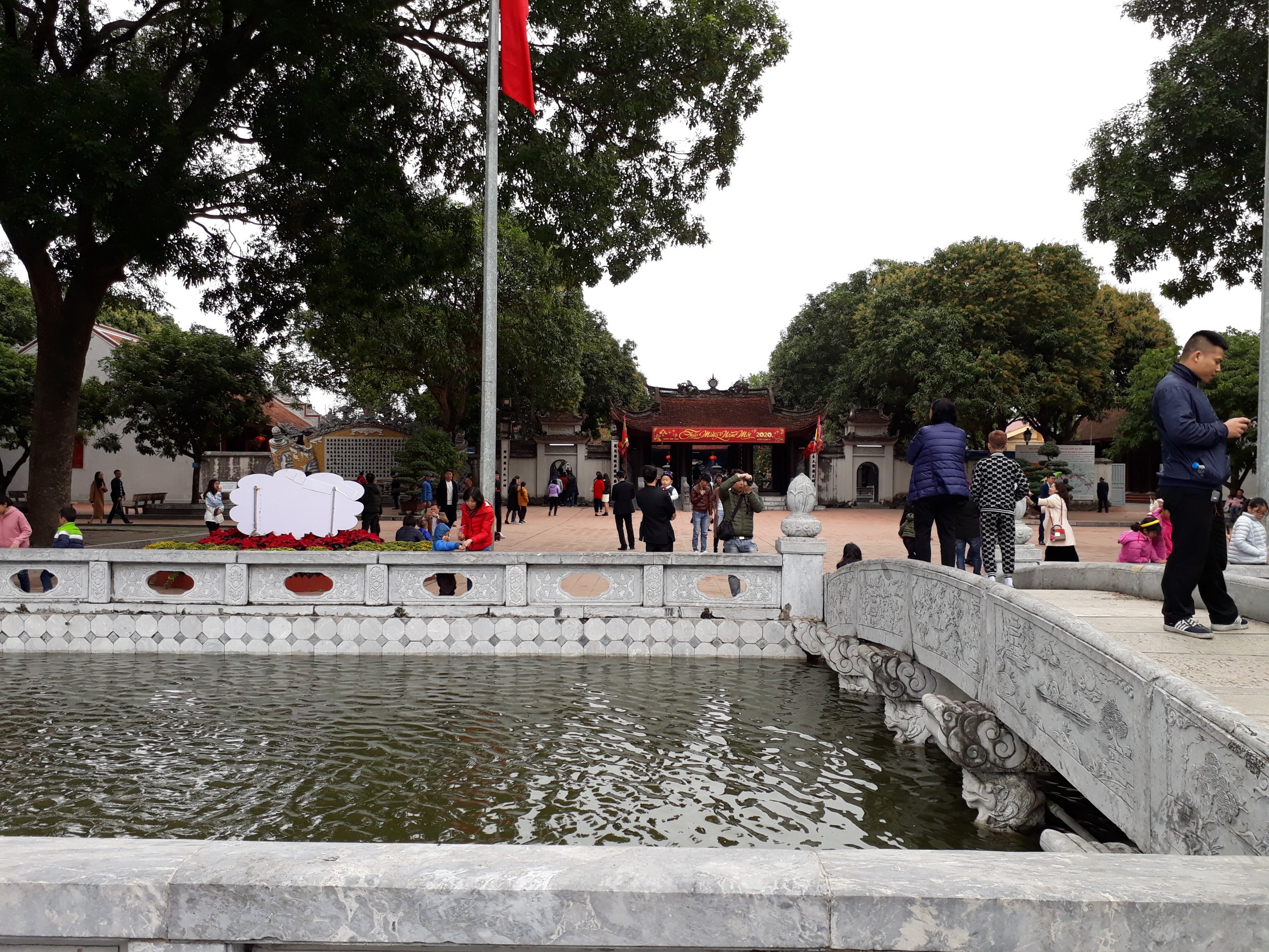 Theo như đ&aacute;nh gi&aacute; của c&aacute;c bậc thầy về phong thủy th&igrave; đền Đ&ocirc; được tọa lạc ở nơi đắc địa, vượng kh&iacute;, phong thủy tốt, &ldquo;Li&ecirc;n hoa b&aacute;t diệp&rdquo; (b&ocirc;ng sen t&aacute;m c&aacute;nh) tỏa s&aacute;ng t&acirc;m Phật, l&agrave; đất rồng thi&ecirc;ng &ldquo;Địa linh nh&acirc;n kiệt xuất nhập hanh th&ocirc;ng&rdquo; (đất thi&ecirc;ng, người giỏi, ra v&agrave;o may mắn), trước Đền c&oacute; d&ograve;ng s&ocirc;ng Ti&ecirc;u Tương chảy qua, cảnh quan cẩm t&uacute;, tụ cư