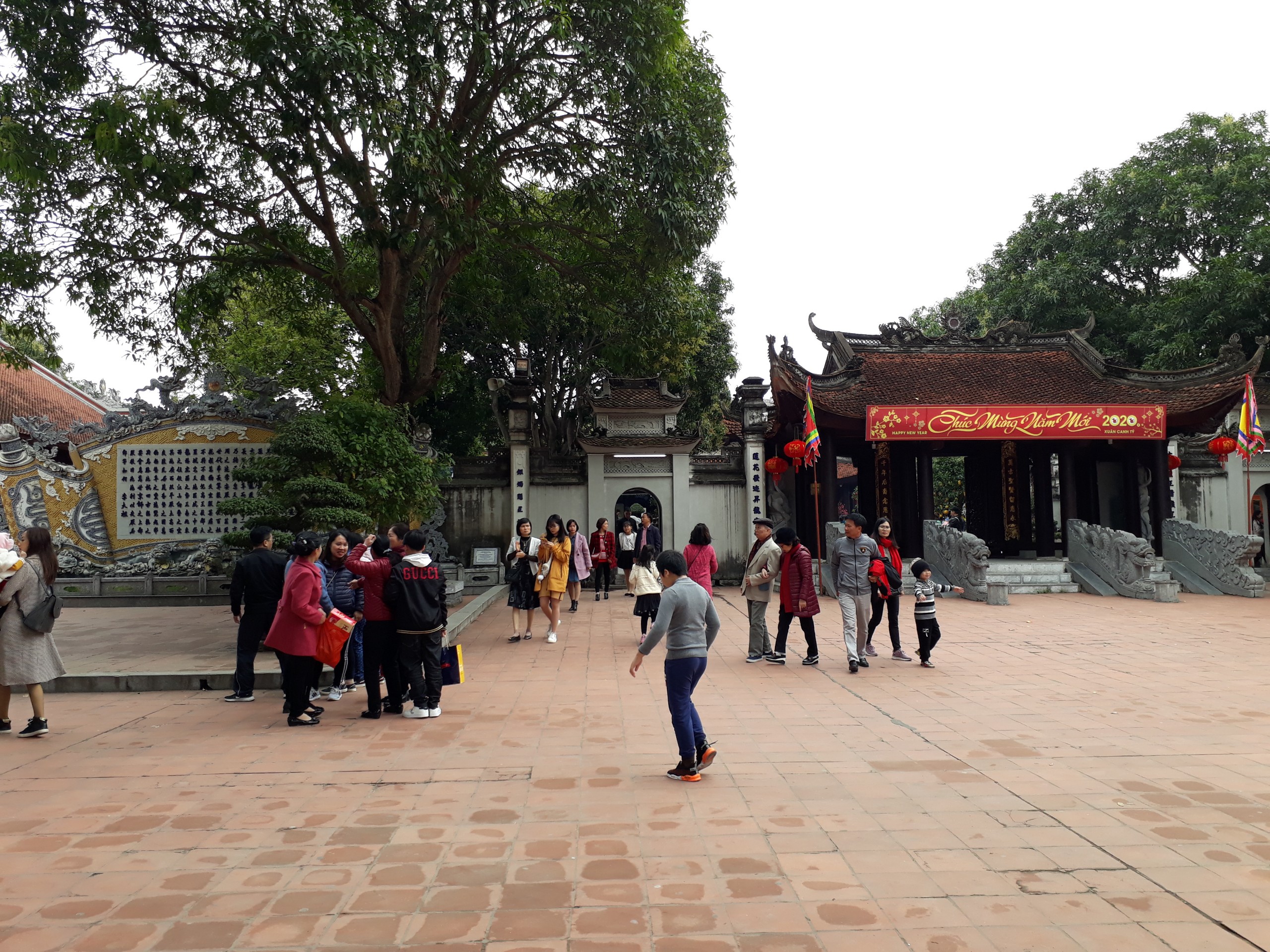 Thủy đ&igrave;nh l&agrave; một t&ograve;a nh&agrave; rộng 5 gian c&oacute; kiến tr&uacute;c chồng di&ecirc;m 8 m&aacute;i, 8 đao cong nằm giữa hồ, nối với bờ bằng một chiếc cầu đ&aacute;