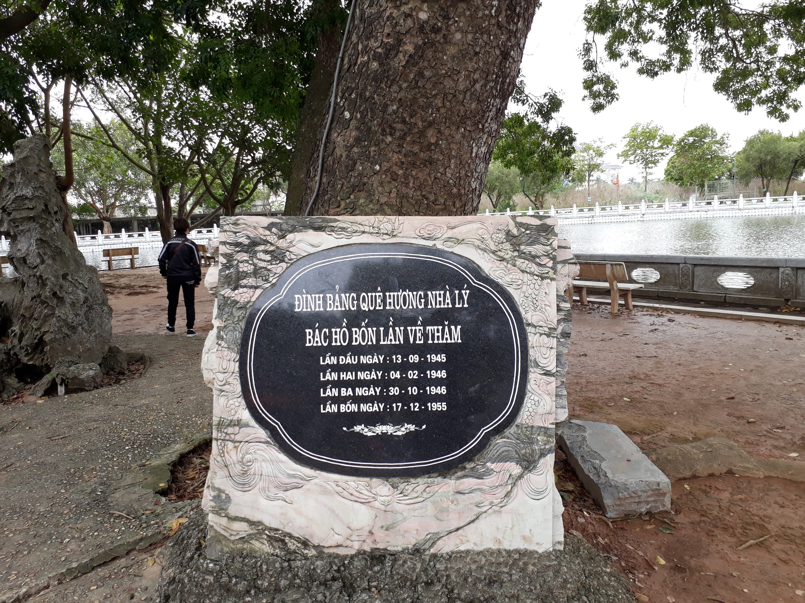 Bia đ&aacute; ghi c&aacute;c mốc thời gian B&aacute;c Hồ về thăm l&agrave;ng Đ&igrave;nh Bảng. (Ảnh: Q.H)