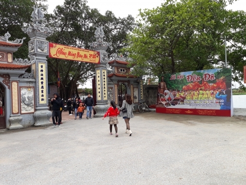 Đầu năm du xuân đền Lý Bát Đế
