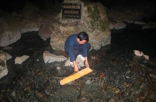 Cùng đồng bào Khơ Mú đi lấy nước mới ngày đầu năm