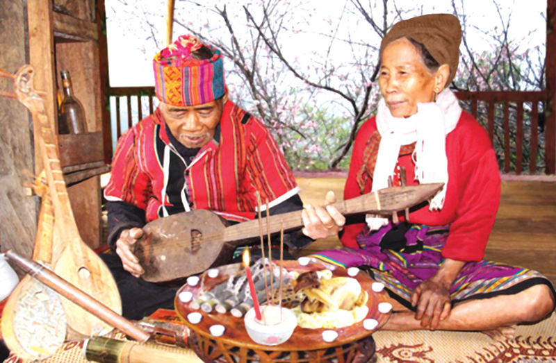 Vợ chồng gi&agrave; Hồ Tư đ&agrave;n h&aacute;t trước m&acirc;m cơm c&uacute;ng Tổ ti&ecirc;n