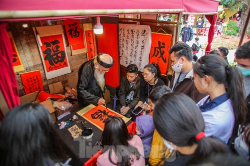 Mùng 3 Tết thầy, sĩ tử Hà thành chen chân xin chữ 'Đỗ Đạt'