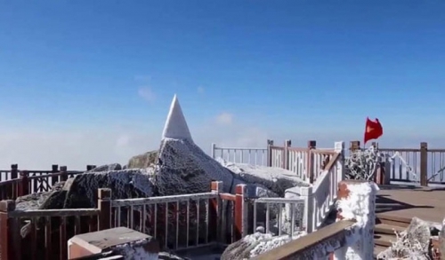 Dự báo thời tiết mùng 4 Tết: Bắc bộ vẫn rét đậm, băng tuyết phủ trắng đỉnh Fansipan