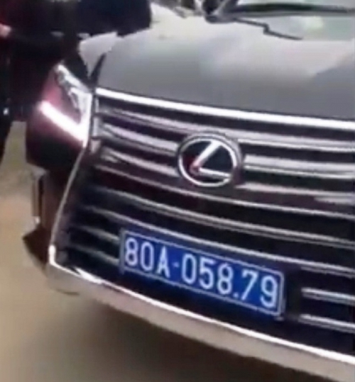 Xác minh xe sang Lexus đầu đeo biển xanh, đuôi đeo biển trắng