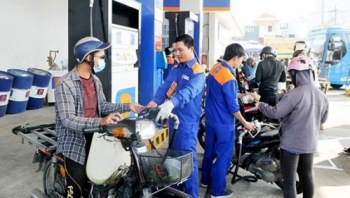 Xăng RON95 giảm giá trong ngày làm việc đầu năm
