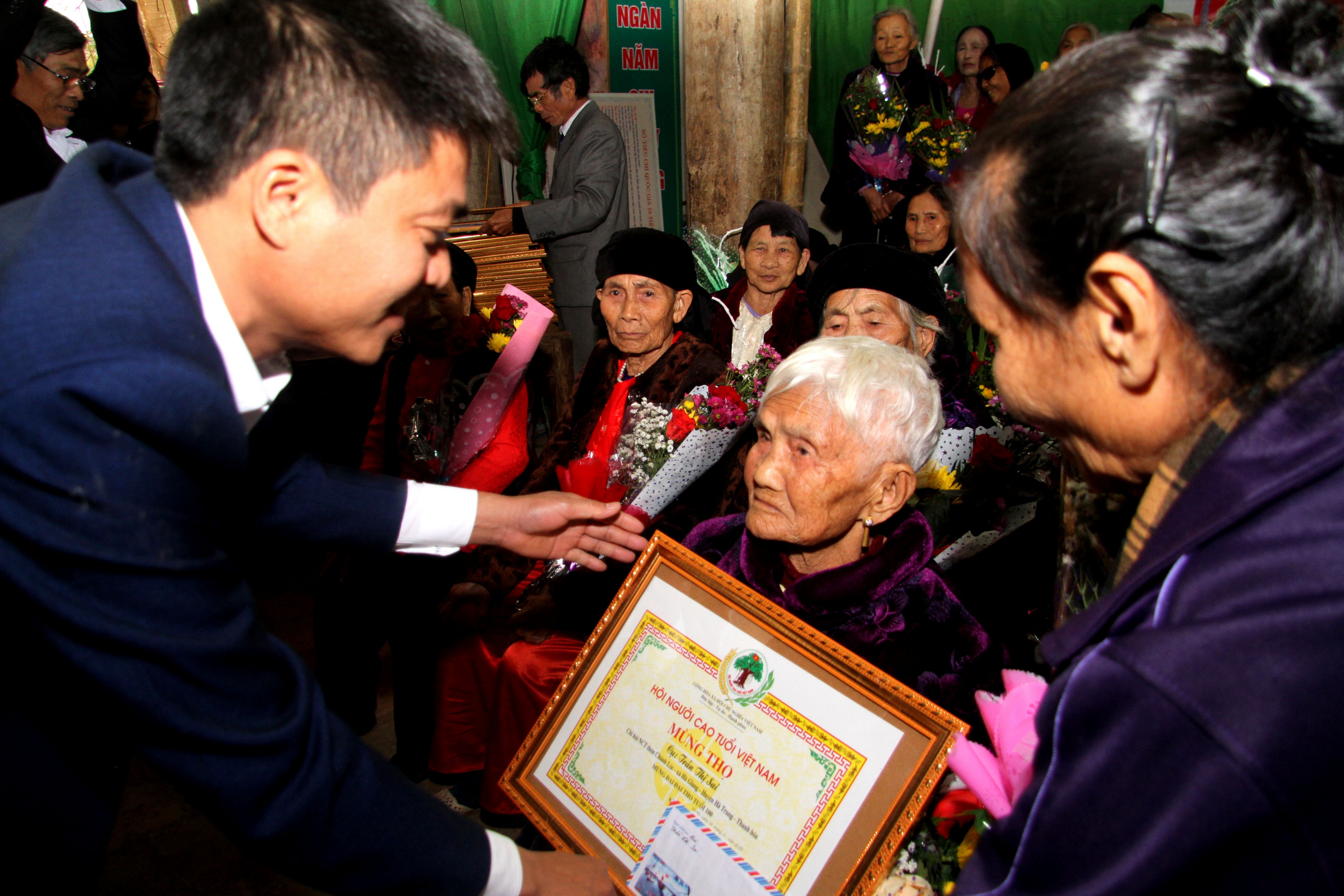 Trao Bằng mừng thọ cụ Trần Thị Sai, tr&ograve;n 100 tuổi