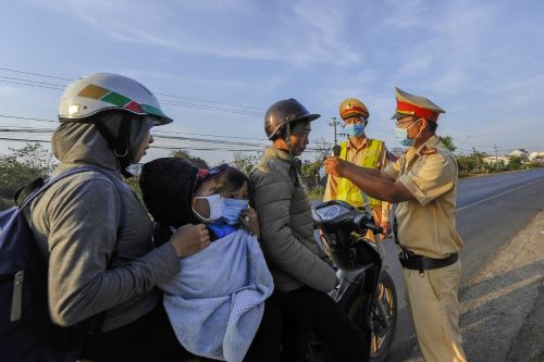Tỉnh Đắk Lắk: Phòng CSGT ra quân tuyên truyền và phát khẩu trang y tế  cho người tham gia giao thông
