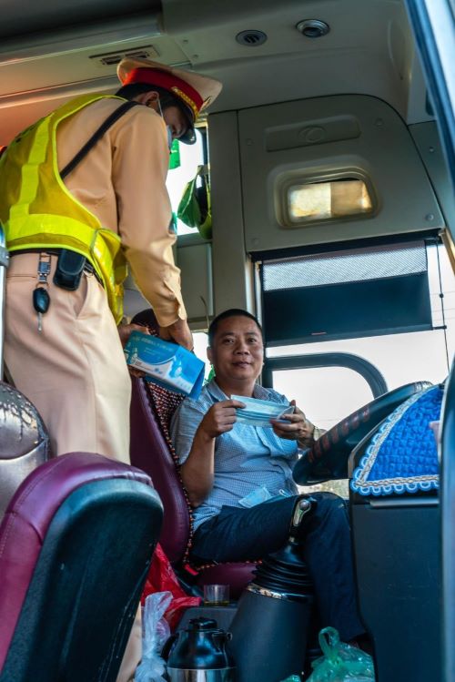 Tỉnh Đắk Lắk: Phòng CSGT ra quân tuyên truyền và phát khẩu trang y tế  cho người tham gia giao thông