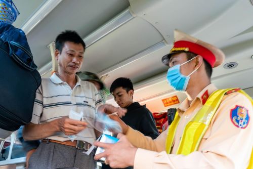 Tỉnh Đắk Lắk: Phòng CSGT ra quân tuyên truyền và phát khẩu trang y tế  cho người tham gia giao thông