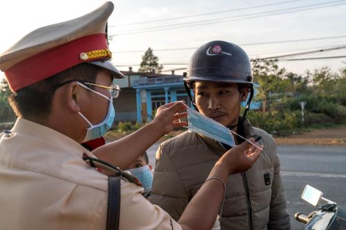 Tỉnh Đắk Lắk: Phòng CSGT ra quân tuyên truyền và phát khẩu trang y tế  cho người tham gia giao thông