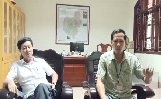&Ocirc;ng Phong, Trưởng Ph&ograve;ng LĐ-TB&amp;XH huyện Can Lộc (người mặc &aacute;o sọc) trả lời ph&oacute;ng vi&ecirc;n v&agrave; Ph&oacute; Chủ tịch UBND huyện: &ldquo;T&ocirc;i sai t&ocirc;i chịu tr&aacute;ch nhiệm&rdquo; (Ảnh cắt từ video clip)