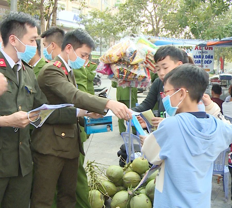 Công an TP. Thanh Hóa: Phát khẩu trang miễn phí cho người dân   