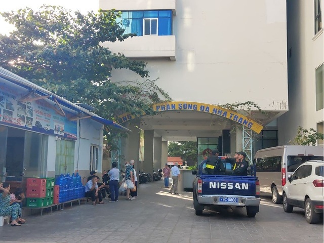 Cơ quan ANĐT C&ocirc;ng an tỉnh Kh&aacute;nh H&ograve;a tiến h&agrave;nh kh&aacute;m x&eacute;t tại trụ sở C&ocirc;ng ty CP S&ocirc;ng Đ&agrave; - Nha Trang, thực hiện lệnh bắt &ocirc;ng Nguyễn Ch&iacute; Uy, nguy&ecirc;n Gi&aacute;m đốc C&ocirc;ng ty S&ocirc;ng Đ&agrave; &ndash; Nha Trang chiều 24/12/2019