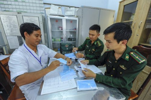 Đồn Biên phòng Sê Rê Pốk: Tuyên truyền phát khẩu trang y tế đến nhiều buôn vùng sâu của huyện Buôn Đôn