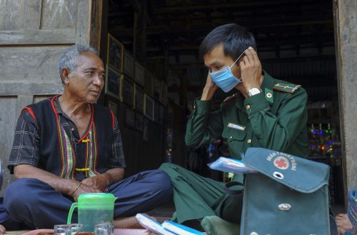 Đồn Biên phòng Sê Rê Pốk: Tuyên truyền phát khẩu trang y tế đến nhiều buôn vùng sâu của huyện Buôn Đôn
