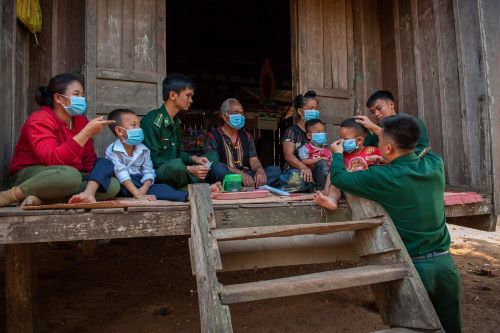 Đồn Biên phòng Sê Rê Pốk: Tuyên truyền phát khẩu trang y tế đến nhiều buôn vùng sâu của huyện Buôn Đôn