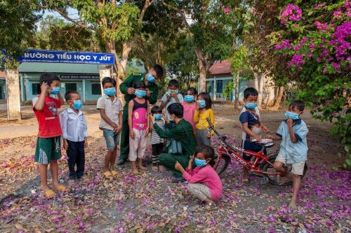 Đồn Biên phòng Sê Rê Pốk: Tuyên truyền phát khẩu trang y tế đến nhiều buôn vùng sâu của huyện Buôn Đôn