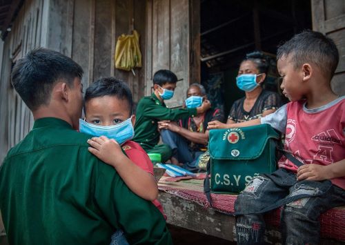 Đồn Biên phòng Sê Rê Pốk: Tuyên truyền phát khẩu trang y tế đến nhiều buôn vùng sâu của huyện Buôn Đôn