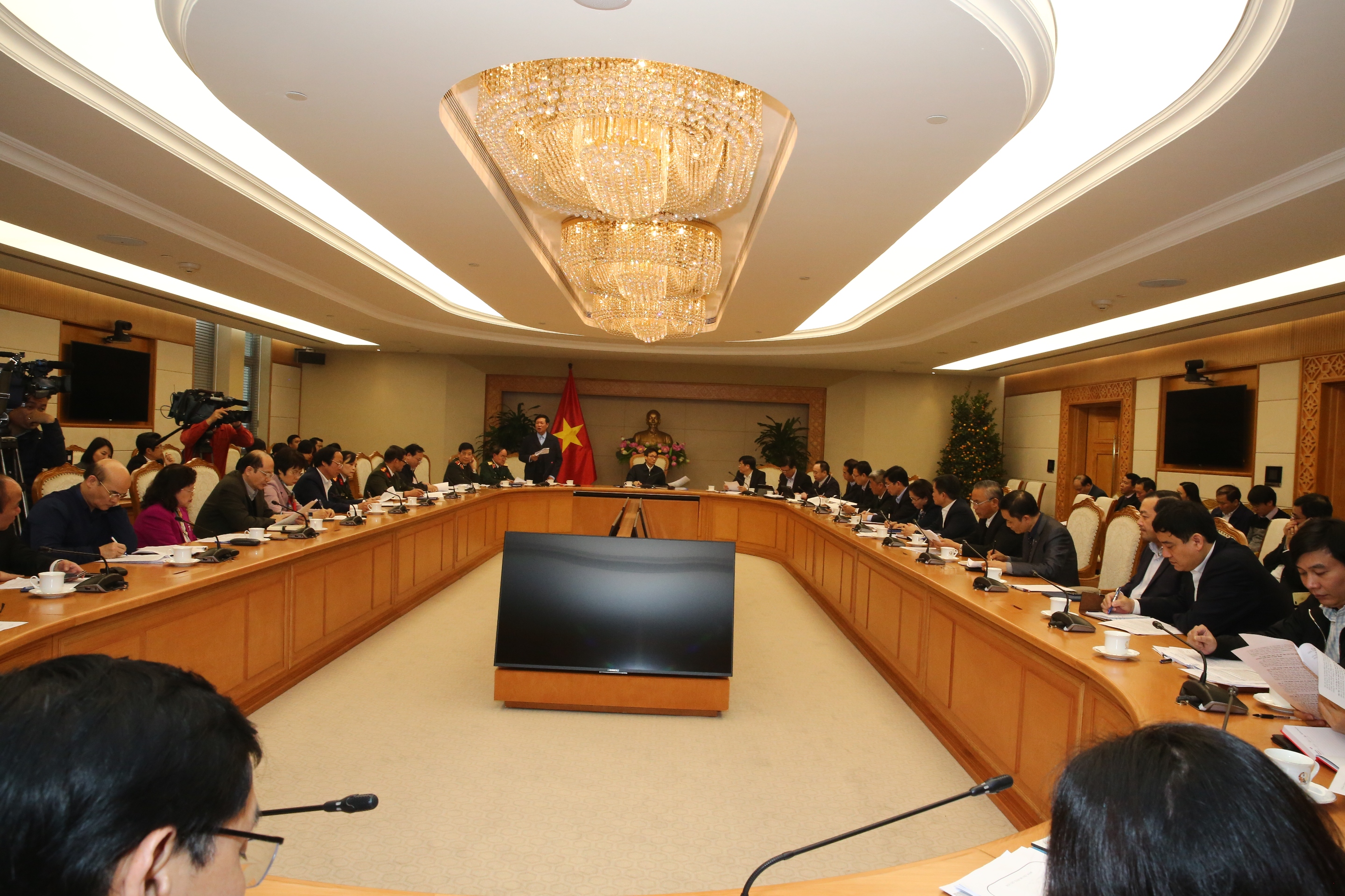 Ban Chỉ đạo họp b&agrave;n triển khai c&aacute;c biện ph&aacute;p ph&ograve;ng chống dịch bệnh nCoV. Ảnh Trần Mạnh