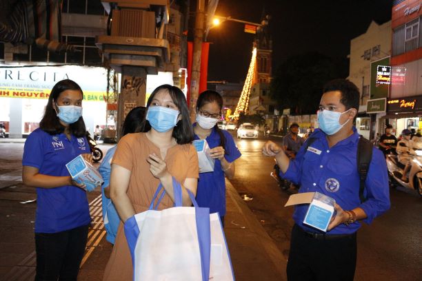 Rất đ&ocirc;ng c&aacute;c bạn t&igrave;nh nguy&ecirc;n tham gia hoạt động trao tặng khẩu trang tối 03/02.