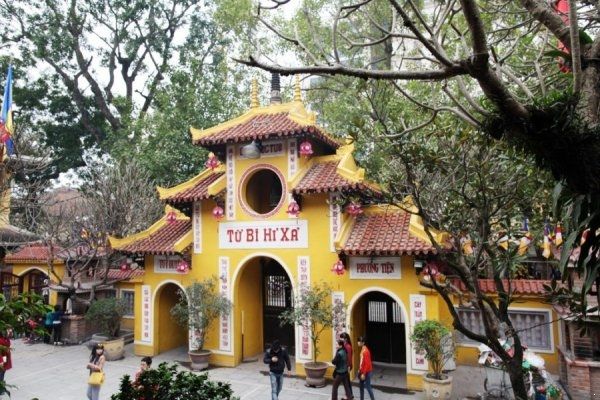 Ch&ugrave;a Qu&aacute;n Sứ cũng được rất nhiều người lựa chọn để đi lễ v&agrave;o rằng th&aacute;ng Gi&ecirc;ng.