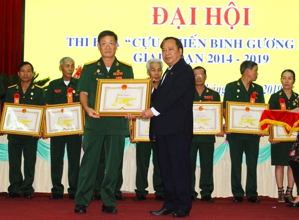 &Ocirc;ng Chế Văn Đủ nhận Bằng khen của Hội CCB tỉnh.