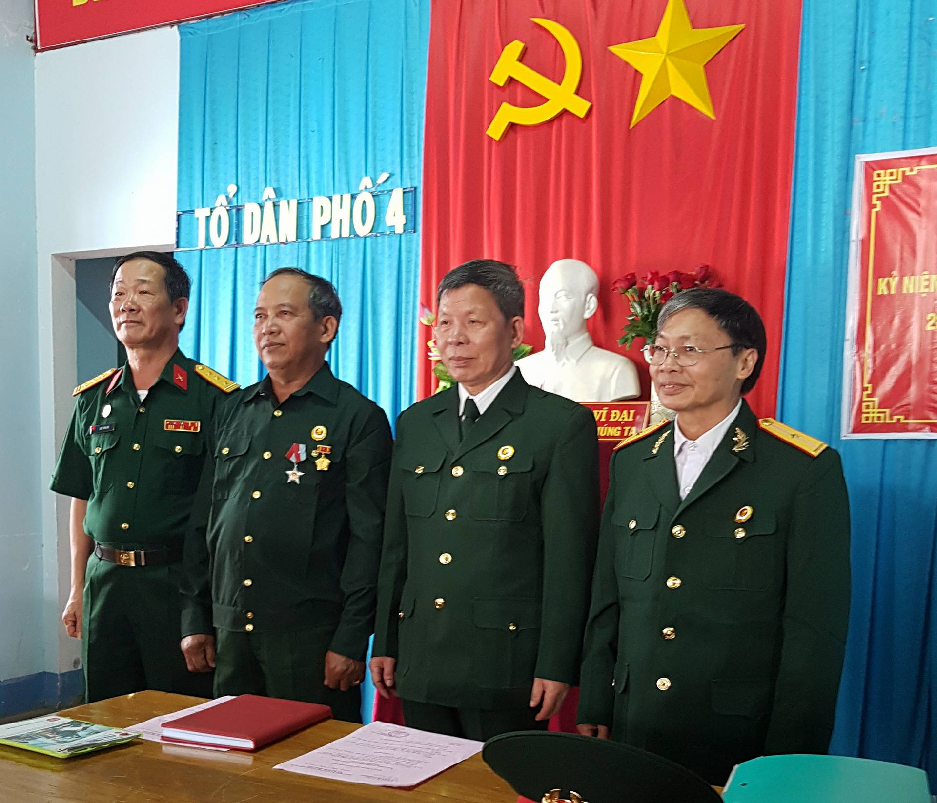 &Ocirc;ng Chế Văn Đủ (ngo&agrave;i c&ugrave;ng b&ecirc;n tr&aacute;i) chụp ảnh lưu niệm với c&aacute;c CCB mới được kết nạp.