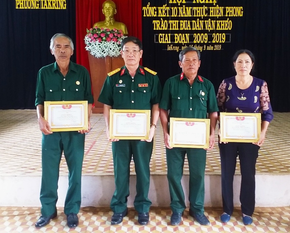 &Ocirc;ng Chế Văn Đủ (thứ hai từ tr&aacute;i sang) nhận Giấy khen của Đảng bộ phường về phong tr&agrave;o d&acirc;n vận kh&eacute;o