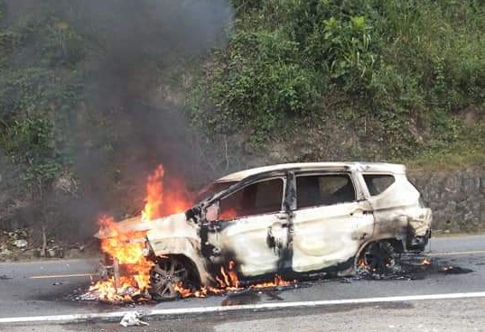 Vụ việc xảy ra v&agrave;o khoảng 7h30 s&aacute;ng khi chiếc &ocirc; t&ocirc; Mitsubishi Xpander mang BSK 81A-192.15 chạy từ Đ&agrave; Nẵng đi Kon Tum đột nhi&ecirc;n ph&aacute;t nổ rất lớn ngay giữa đường.