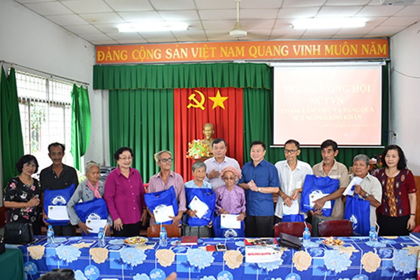 L&atilde;nh đạo Trung ương Hội tặng qu&agrave; NCT ngh&egrave;o tỉnh Tiền Giang. Ảnh IT