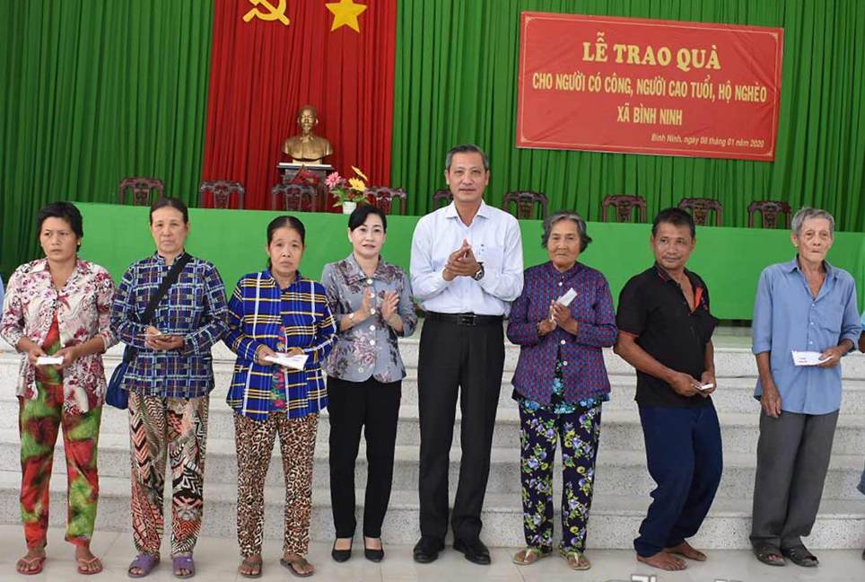 Tặng qu&agrave; người c&oacute; c&ocirc;ng, NCT ngh&egrave;o huyện Chợ Gạo nh&acirc;n dịp Tết Nguy&ecirc;n đ&aacute;n Canh T&yacute; 2020. Ảnh IT