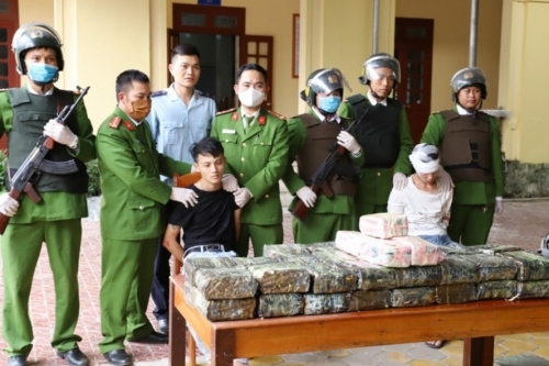 Chặn bắt 2 đối tượng dùng ôtô vận chuyển 45kg ma túy