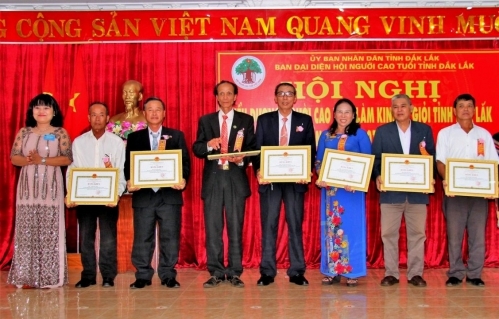 Tỉnh Đắk Lắk: Sự cổ vũ lớn lao của lớp "người cây cao bóng cả"