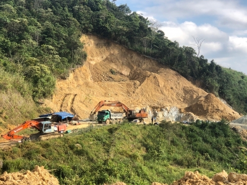 Quảng Nam: Doanh nghiệp tự ý khoét núi khai thác đá, hút cát trái phép để thi công đường