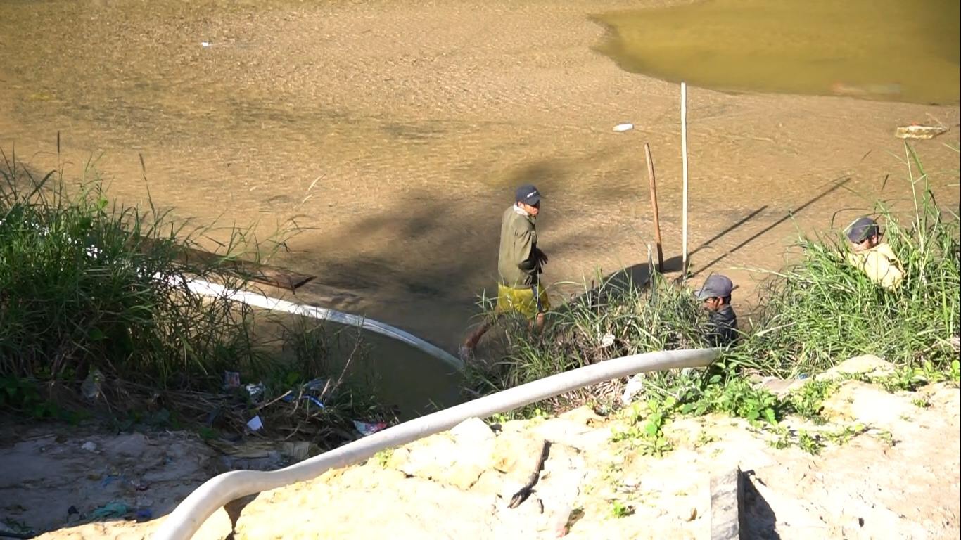 C&aacute;t được h&uacute;t trực tiếp dưới suối l&ecirc;n để l&agrave;m đường.