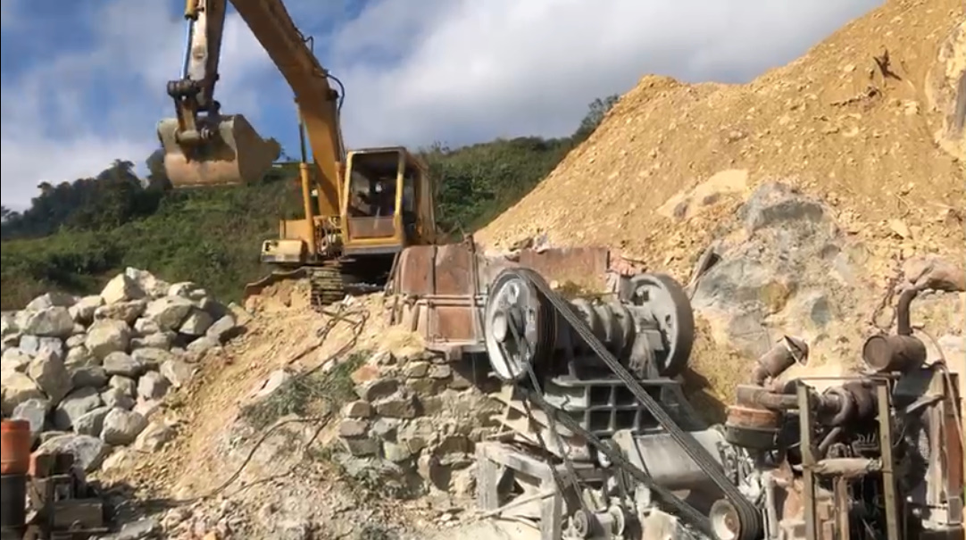 doanh nghiệp tự &yacute; đ&agrave;o n&uacute;i khai th&aacute;c đ&aacute; tr&aacute;i ph&eacute;p để thi c&ocirc;ng đường